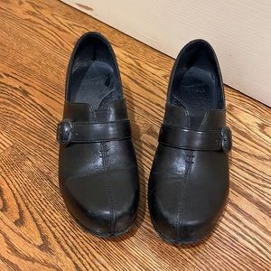 Dansko Women’s Black Tamara leather clogs. Size: Eur 39  (approx 8.5 US)